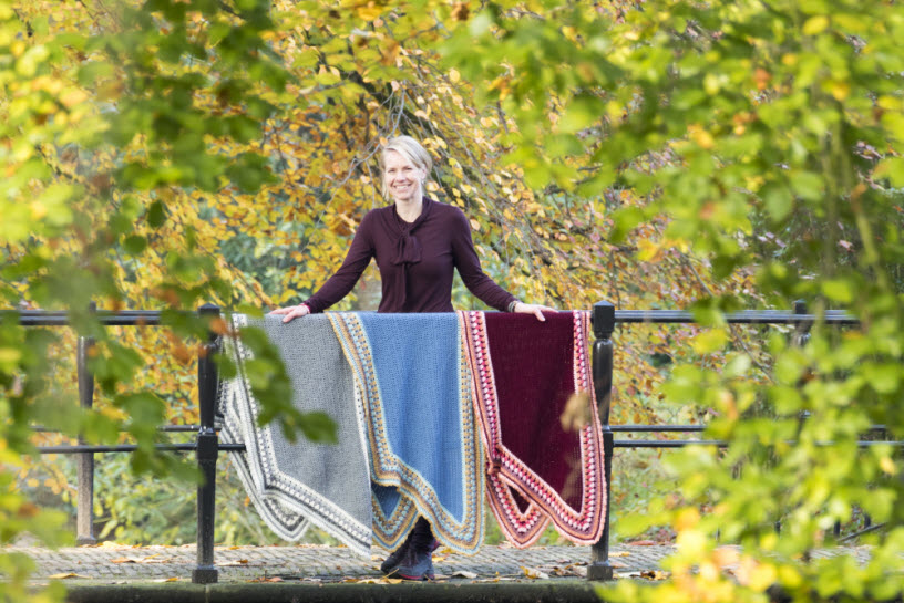 vrouw laat drie herfstsjalen zien 